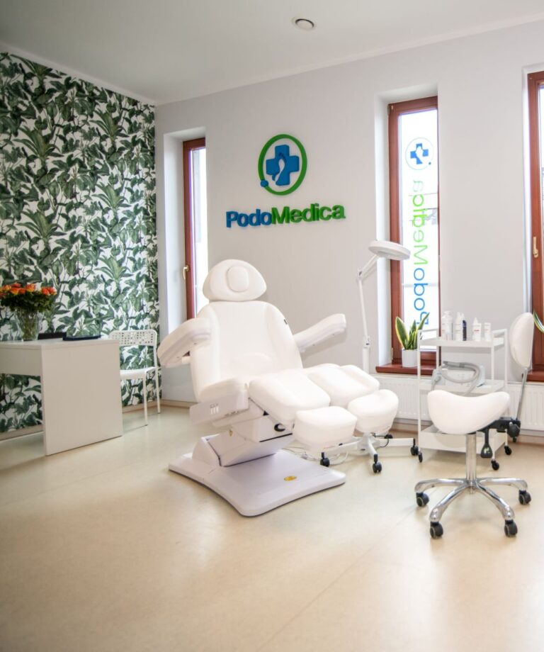 podomedica, podolog Legnica, gabinet podologiczny Legnica, usługi podologiczne Legnica, pedicure podologiczny Legnica, pedicure leczniczy Legnica, leczenie wrastających paznokci Legnica, klamra ortonyksyjna Legnica, usuwanie brodawek wirusowych Legnica, usuwanie kurzajek Legnica, rekonstrukcja paznokci Legnica, pielęgnacja stóp Legnica, modzele Legnica, odciski Legnica, pękające pięty Legnica, infekcje grzybicze stóp Legnica, onycholiza Legnica, konsultacja podologiczna Legnica, terapia brodawek Legnica, zabiegi na stopy Legnica, podolog dziecięcy Legnica, podologia seniora Legnica